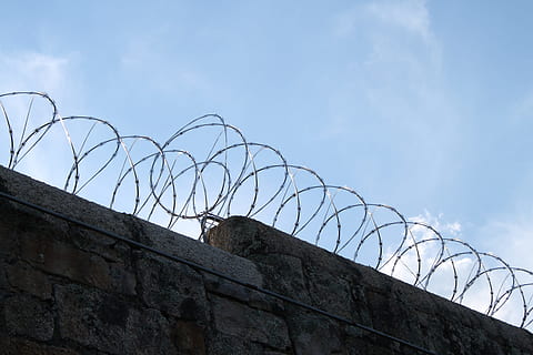 hapis, tel, barbwire, adli, dikenli, güvenlik, dikenli tel, kanun, suç, koruma, gökyüzü, duvar, çit, düşük açılı görünüş, Emniyet, bariyer, mimari, çevresindeki duvar, sınır, yapılı yapı, duvar inşa özelliği, insansız, gün, keskin, doğa, açık havada, 4K, CC0, kamu malı, telif ücretsiz