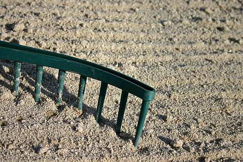 informàtica, sorra, naturalesa, dispositiu, jardí, eina, placa frontal, rasclet, Eina de mà, verd, sòl, terra, sorrenca, curs de golf, llum solar, vista d’angle alt, dia, cap gent, ombra, a l'aire lliure, absència, platja, camp, barana, centrar-se en primer pla, seient, metall, patró, banc, primer pla, buit, 2K, CC0, domini públic, lliure de regalies