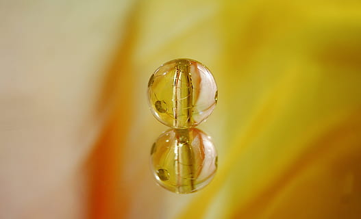 afspejling, bold, orange, gul, baggrund, smykker, tæt på, makro, skinnende, guldfarvet, guld, ingen mennesker, indendørs, dag, form, fokus på forgrunden, glas - materiale, enkelt objekt, stilleben, selektiv fokusering, design, kugler, dråbe, bord, dyr, sfære, natur, luksus, 2K, CC0, offentligt domæne, royaltyfrie