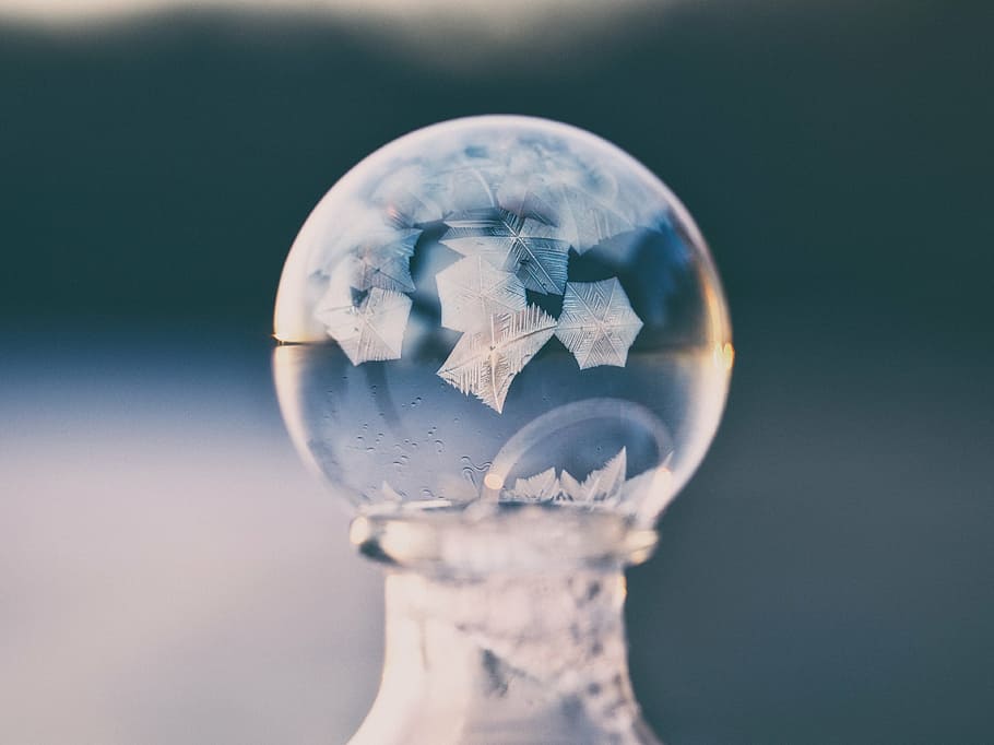 poc profund, focalitzar la fotografia, congelat, esfera, fotografia, clar, vidre, decoració, cristall, pilota, borrós, reflexió, sol objecte, cap gent, tir de l'estudi, primer pla, negocis, planeta terra, fragilitat, transparent, a l'interior, vidre - material, part del cos humà, mà humana, celebració, naturalesa, vulnerabilitat, forma, bola de vidre, natura morta, 4K