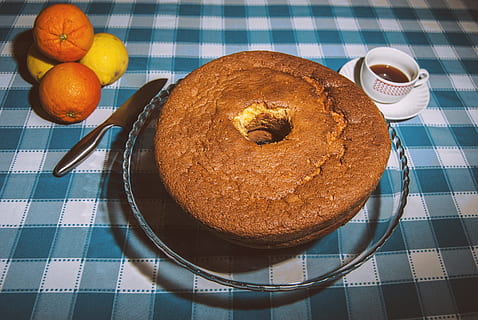 pastís, taula de cafè, tassa, te, esmorzar, cafè, taula, berenar, taronja, llimona, fruita, cítrics, menjar, postres, al forn, menjar dolç, pastisseria, placa, casolà, menjar i beguda, frescor, a l'interior, indulgència, estovalles, llest per menjar, vista d’angle alt, alimentació saludable, natura morta, dolç, temptació, estri de cuina, cap gent, rack de refrigeració, vaixella, mat de lloc, 4K, CC0, domini públic, lliure de regalies