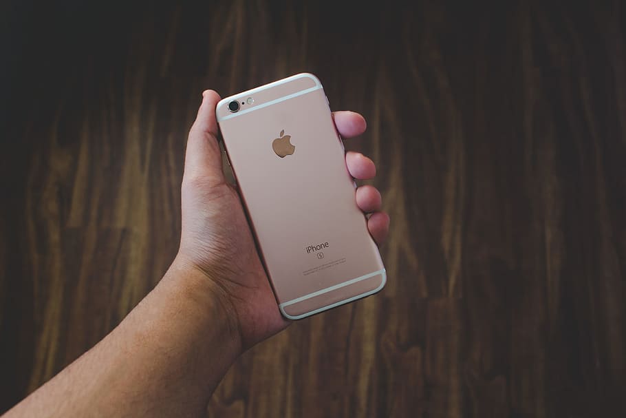 celebració, mòbil, smartphone, mà, persona, iphone, tecnologia, telèfon, telèfon mòbil, telèfon intel·ligent, mà humana, comunicació, tecnologia sense fils, equipament, mobilitat, pantalla tàctil, primer pla, gent, Internet, comunicacions globals, part del cos humà, una persona, connexió, text, a l'interior, dispositiu d’informació portàtil, amor, centrar-se en primer pla, emoció positiva, guió occidental, dit, 4K