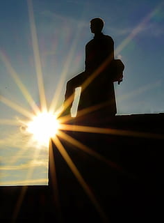 Sonne, Strahlen, Schatten, Kräfte, Ueta, Himmel, Licht, Sonnenstrahl, Sonnenlicht, eine Person, Linseneffekt, Silhouette, Natur, echte Menschen, Flachwinkelansicht, Sonnenuntergang, Freizeitbeschäftigung, Lebensstile, Männer, draußen, Tag, sonnig, Stehen, wolke - himmel, hell, hell erleuchtet, 2K, CC0, gemeinfrei, lizenzfrei