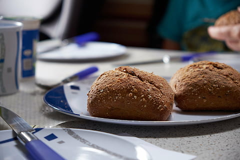 brød, rulle, brötle, kulhydrater, Bagværk, mad, spise, sprød, lækker, vække, kager, foder, morgenmad, plade, bestik, kniv, mad og drikke, bord, friskhed, indendørs, tæt på, køkkenredskaber, spise redskaber, klar til at spise, gaffel, sund kost, tilfældige mennesker, fokus på forgrunden, måltid, selektiv fokusering, velvære, bagt, bordkniv, bakke, Brunt brød, 5K, CC0, offentligt domæne, royaltyfrie