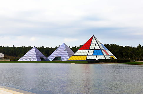Pyramide, Wechsel, Netzwerk Drache, die Architektur, Wasser, Himmel, gebaute Struktur, Dreieck Form, wolke - himmel, gestalten, keine Leute, Gebäude, Haus, Gebäudehülle, Natur, Pflanze, Dach, Tag, Reiseziele, mehrfarbig, draußen, Stadt, 5K, CC0, gemeinfrei, lizenzfrei