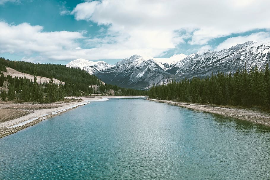 fotografia de paisatge, riu, alt, arbres, muntanya, muntanya alta, núvol, cel, cim, cresta, paisatge, naturalesa, vall, llac, blau, aigua, Costa, planta, alberta, escenics, Canadà, bosc, parc nacional de banff, a l'aire lliure, arbre, bellesa a la natura, escenics - natura, escena tranquil·la, tranquil·litat, núvol - cel, Serra, dia, cap gent, medi ambient, neu, pi, arbre de coníferes, bosc de pi, muntanya nevada, cim de muntanya, 4K