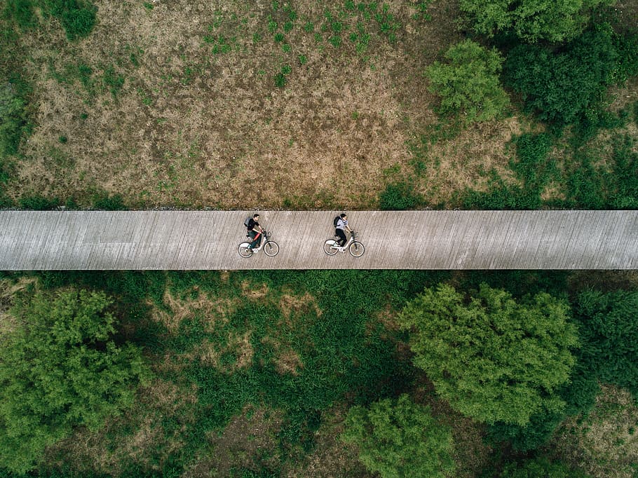 antenowy, zobacz fotografię, dwa, osoba, Droga, ludzie, jazda konna, rower, most, malutki, przejażdżki rowerowe, na dworze, Natura, dzień, wysoki kąt widzenia, żadnych ludzi, roślina, transport, środek transportu, drzewo, pojazd lądowy, zielony kolor, wzrost, Bezpośrednio powyżej, krajobraz, wylądować, trawa, 4K