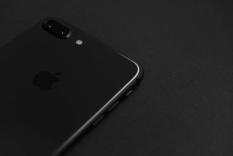 plads, grå, iphone 8, plus, iphone, minimal, tech, teknologi, smartphone, indendørs, ingen mennesker, studio skud, kopiere plads, tæt på, sort baggrund, kunstkultur og underholdning, enkelt objekt, sort farve, sport, musik, bord, poolbord, pool - cue sport, høj vinkel visning, smart telefon, mørk, forbindelse, pool bold, 5K, CC0, offentligt domæne, royaltyfrie