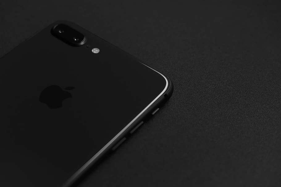 plads, grå, iphone 8, plus, iphone, minimal, tech, teknologi, smartphone, indendørs, ingen mennesker, studio skud, kopiere plads, tæt på, sort baggrund, kunstkultur og underholdning, enkelt objekt, sort farve, sport, musik, bord, poolbord, pool - cue sport, høj vinkel visning, smart telefon, mørk, forbindelse, pool bold, 5K