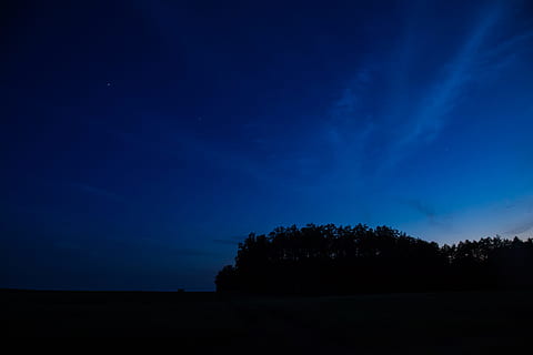 Licht, Dämmerung, Landschaft, Natur, hinterleuchtet, blauer Himmel, Wolken, dunkel, Abend, Nacht-, draußen, ruhig, romantisch, szenisch, Silhouette, Sonne, Sonnenuntergang, Reise, Bäume, Baum, Himmel, Ruhe, Pflanze, ruhige Szene, Szenen - Natur, Schönheit in der Natur, Blau, keine Leute, Platz, Umgebung, Stern - Raum, Land, Astronomie, Nicht-städtische Szene, idyllisch, Mondlicht, 2K, CC0, gemeinfrei, lizenzfrei