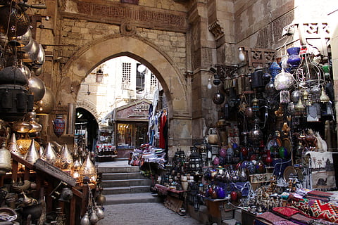 sort indretning meget, egypten, cairo, basar, østlige marked, østlige, marked, arabisk, arabian, Aladdin, gammel, arkitektur, egyptiske, rejse, turisme, historisk, historie, arab, kultur, arv, købmand, gade, urban scene, mennesker, bygget struktur, rejsemål, tilfældige mennesker, by, bue, markedsbod, bygning udvendig, detail, til salg, rigtige mennesker, gruppe af mennesker, lille virksomhed, dag, bygning, belysningsudstyr, transportmidler, transportform, retning, detailvisning, gademarked, 5K, CC0, offentligt domæne, royaltyfrie