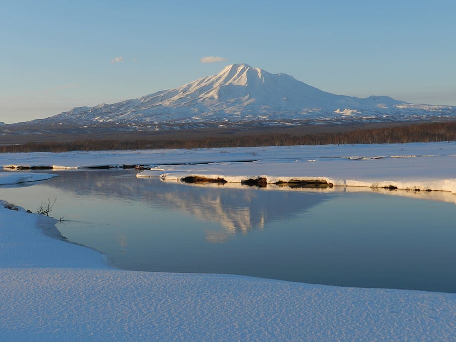 vulkan, flod, bøje, stilhed, ro, afspejling, Skov, træer, landskab, natur, bjerge, vand, vinter, sne, åbent rum, Kamchatka, drej floden, is, stille flod, bjerg, scenics - natur, rolig scene, skønhed i naturen, kold temperatur, himmel, sø, snedækket bjerg, ikke-urbane scene, ingen mennesker, idyllisk, bjergkæde, havnefronten, udendørs, bjergtop, 1080P