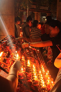 candela, luce, fiamma di fuoco, notte, buio, fuoco, fiamma, lume di candela, spiritualità, amore, meditazione, vita, tradizione, sera, giallo, ardente, raggiante, calma, religioso, credenza, metà adulto, persone, celebrazione, adulto, gruppo medio di persone, solo adulti, gruppo di persone, persone reali, uomini, donne, illuminato, gruppo, stili di vita, attività di svago, folla, evento, calore - temperatura, cibo e bevande, 4K, CC0, dominio pubblico, privo di copyright