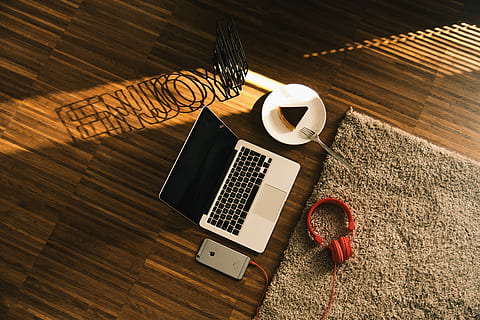 gedreht, MacBook, Profi, Außerdem, Kopfhörer iphone, Kuchen schneiden, neben, geschnitten, Kuchen, Teller, Kopfhörer, Telefon, platziert, Fußboden, Schattentext, boden flach liegen, Apfel, genießen, Schatten, iphone, Sonne, minimal, Laptop, Technologie, Holz - Material, Computer, kabellose Technologie, Verbindung, Kommunikation, Tabelle, High Angle View, tragbares Informationsgerät, keine Leute, braun, Internet, Tasse, drinnen, Kaffee trinken, Computernetzwerk, Portabilität, Kaffeetasse, Essen und Trinken, Tastatur, persönliches Accessoire, 4K, CC0, gemeinfrei, lizenzfrei