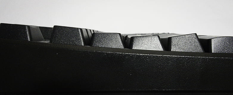 Winkel, schwarz, Tastatur, links, linke Seite, linke Seitenansicht, Produkt, Produktdesign, kopieren sie platz, dunkel, drinnen, keine Leute, schwarze Farbe, in einer Reihe, Studioaufnahme, texturiert, Nahansicht, Hintergründe, Geschäft, Kunst, Kultur und Unterhaltung, Container, einzelnes Objekt, Ausrüstung, ausgeschnitten, Muster, Stärke, Fülle, 5K, CC0, gemeinfrei, lizenzfrei
