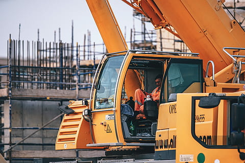 bygningsarbejder, mand, ridning, gul, traktor, kran, digger, førerhus, orange, industriel, websted, chauffør, stillads, arbejder, arbejde, hjelm, konstruktion, stilladser, uniform, transportform, transportmidler, nautiske fartøj, herrer, beskæftigelse, voksen, industri, mennesker, forretning, hanner, to personer, ung voksen, midt voksen, midt voksne mænd, bedrift, arkitektur, rigtige mennesker, 5K, CC0, offentligt domæne, royaltyfrie