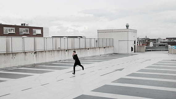 Mann, schwarz, Overall, Laufen, Gebäude, oben, Mann in schwarz, draußen, Menschen, eine Person, Joggen, Frau, Gehen, Erwachsene, Tag, Männer, ausüben, in voller Länge, wolke - himmel, Winter, die Architektur, gebaute Struktur, Gebäudehülle, Stadt, Himmel, Geschäft, Bewegung, Natur, Geschäftsperson, passen, Lebensstile, 5K