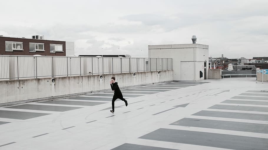 Mann, schwarz, Overall, Laufen, Gebäude, oben, Mann in schwarz, draußen, Menschen, eine Person, Joggen, Frau, Gehen, Erwachsene, Tag, Männer, ausüben, in voller Länge, wolke - himmel, Winter, die Architektur, gebaute Struktur, Gebäudehülle, Stadt, Himmel, Geschäft, Bewegung, Natur, Geschäftsperson, passen, Lebensstile, 5K