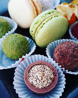 chocolates, dulce, picar, comida, postre, macarrón, gastrónomo, pastel, comida dulce, bocadillo, Pastelería, comida y bebida, de cerca, caramelo, chocolate, Galleta, nadie, adentro, vista de alto ángulo, foto de estudio, frescura, mesa, naturaleza muerta, alimentación saludable, Fruta, listo para comer, bienestar, indulgencia, magdalena, tentación, centrarse en primer plano, titular de la magdalena, 2K, CC0, dominio público, libre de derechos