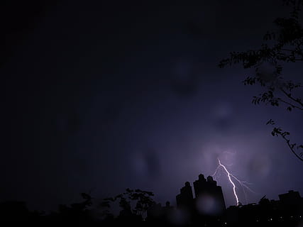 llamps, trons, cel, poder a la natura, tempesta, núvol - cel, nit, poder, bellesa a la natura, vista d’angle baix, llamps bifurcats, senyal d'advertència, arbre, silueta, cap gent, signe, naturalesa, comunicació, escenics - natura, fosc, a l'aire lliure, electricitat, ominós, 4K, CC0, domini públic, lliure de regalies