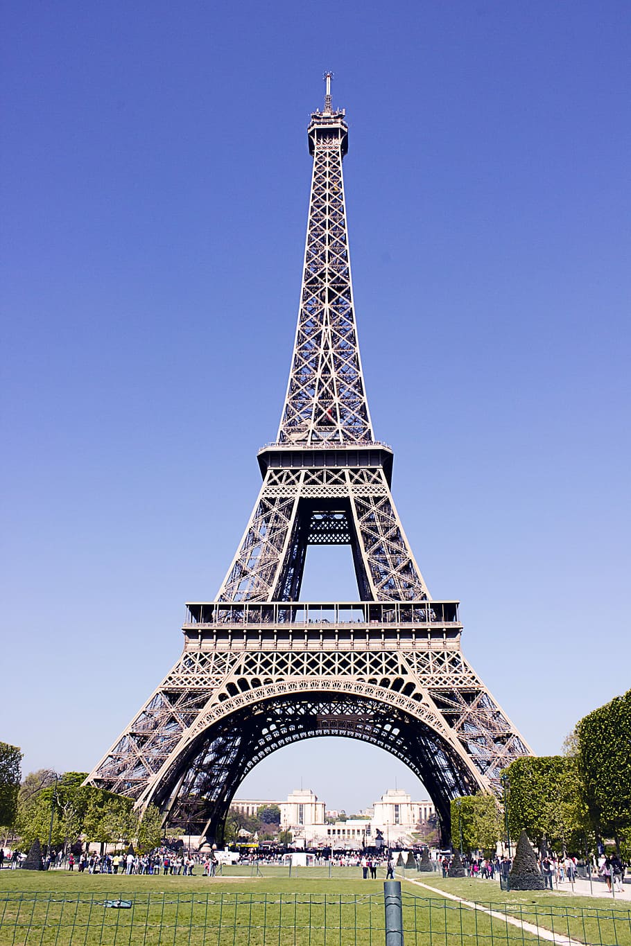eiffel, siang hari, biru muda, langit biru, langit, cahaya, surga, cuaca, Perancis, romantis, pemandangan, alam, historis, Monumen, hijau, menara, tujuan wisata, Arsitektur, pariwisata, struktur yang dibangun, panjang tinggi, perjalanan, masa lalu, sejarah, langit cerah, kota, hari, orang banyak, sekelompok orang, fitur arsitektur, sekelompok besar orang, di luar rumah, lengkungan, 5K
