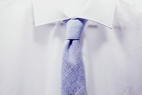 vicino, foto, bianca, collared, camicia, blu, cravatta, persona, indossare, viola, ben vestito, abiti da uomo, tessile, avvicinamento, camicia button down, in casa, attività commerciale, uomo d'affari, capi di abbigliamento, persone, completo da uomo, uomini, collare, moda, Colore bianco, indumento, 5K, CC0, dominio pubblico, privo di copyright