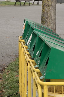 vuilnisbak, houder, vuilnis, afvalscheiding, beschikking, verspilling, afvalverwerking, recycling, milieu, wegwerp maatschappij, vuilnisbakken, afvalbak, ton, grote afvalcontainers, milieubescherming, afvalcontainer, prullenbak, mülltonnen, gemaakt, scheiding, dag, natuur, geen mensen, groene kleur, hout - materiaal, focus op de voorgrond, buitenshuis, land-, fabriek, strand, detailopname, water, boomstam, selectieve aandacht, geel, leeg, romp, in een rij, afwezigheid, 4K, CC0, publiek domein, royaltyvrij