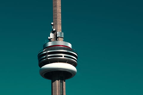 fotografia d'angle baix, sòl de l'edifici, foto de la torre de Kuwait, gratacels, arquitectura, edifici, torre, ciutat, toronto, torre de cn, tecnologia, comunicació, blau, cap gent, connexió, estructura construïda, alta - alta, fons de colors, primer pla, cel, còpia espai, naturalesa, metall, exterior de l'edifici, cel clar, sol objecte, comunicacions globals, fletxa, 2K, CC0, domini públic, lliure de regalies