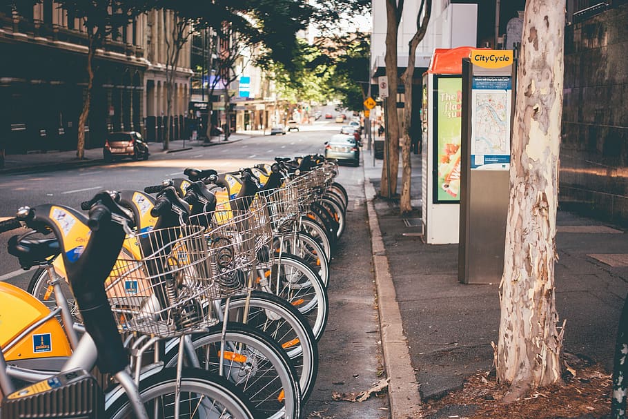 Person, zeigt, geparkt, Dienstprogramm Roller, Nützlichkeit, Roller, Fahrrad, Straße, städtische Szene, Stadt leben, Stadt, Radfahren, Transport, draußen, Transportart, Menschen, keine Leute, Tag, die Architektur, Transportmittel, gebaute Struktur, Gebäudehülle, Landfahrzeug, zufällige Menschen, Gebäude, Auto, Kraftfahrzeug, Fußweg, stationär, Kommunikation, Rad, 5K