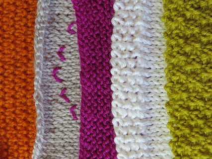 Teixir, patró de teixir, mà d'obra, llana, colorit, pasatemps, taronja, plata, rosa, blanc, verd, tèxtil, patró, primer pla, marc complet, multicolor, art i artesania, artesania, fons, a l'interior, cap gent, de punt, natura morta, creativitat, roba, variació, suavitat, vista d’angle alt, color rosa, textura, roba calenta, porpra, bufanda, 4K, CC0, domini públic, lliure de regalies