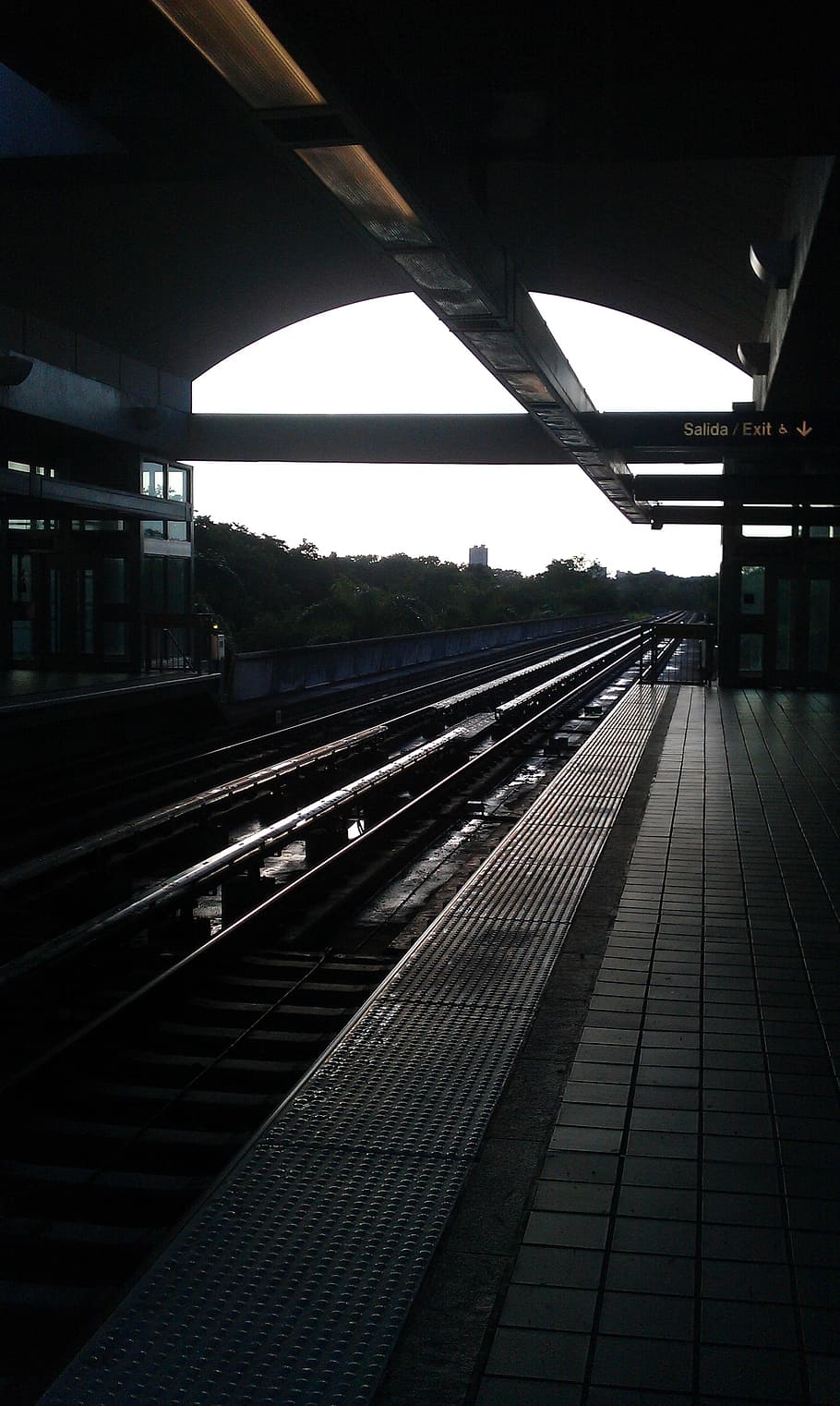 jernbane, station, platform, tog, metro, transit, spore, transportmidler, undergrundsbane, by-, pendler, pendling, transportere, ankomst, afgang, rejse, hastighed, lokomotiv, jernbanetransport, jernbanespor, jernbanestation, offentlig transport, transportform, arkitektur, jernbanestation platform, bygget struktur, himmel, natur, ingen mennesker, dag, udendørs, sollys, forbindelse, tog - køretøj, lang, 2K
