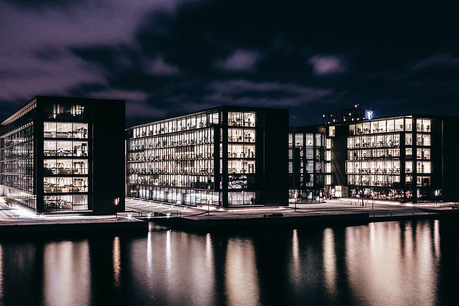 negre, de gran alçada, edifici, al costat, calma, cos, aigua, estructura, cel, infraestructura, finestra, establiment, hotel, ciutat, urbà, arquitectura, art, vidre, reflexió, nit, exterior de l'edifici, il·luminat, estructura construïda, cap gent, a l'aire lliure, indústria, núvol - cel, naturalesa, vespre, riu, destinacions de viatge, davant del mar, transport, districte industrial, porpra, gratacels, 4K