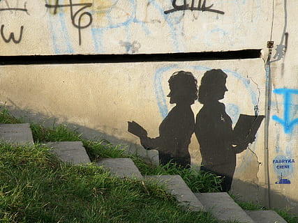 graffiti, Ściana, tekstura, dwoje ludzi, cień, prawdziwi ludzie, architektura, styl życia, razem, kobiety, miłość, ludzie, funkcja budowy ścian, mężczyźni, dorosły, dzień, spędzania wolnego czasu, zbudowana struktura, światło słoneczne, pozytywne emocje, Natura, na dworze, para - związek, 2K, CC0, domena publiczna, darmowe zdjęcia