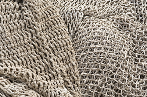 graues Netz, Fischernetze, Hintergrund, Angeln, Muster, Desktop, Stoff, abstrakt, wolle, Textur, Textil-, Material, Ballaststoff, weben, gewebte, Netz, Rau, alt, Mesh, Hintergründe, Vollbild, texturiert, keine Leute, Nahansicht, drinnen, Stillleben, grau, natürliches Muster, Design, Weichheit, Kleidung, Tier, Tierthemen, Struktureffekt, warme Kleidung, 4K, CC0, gemeinfrei, lizenzfrei