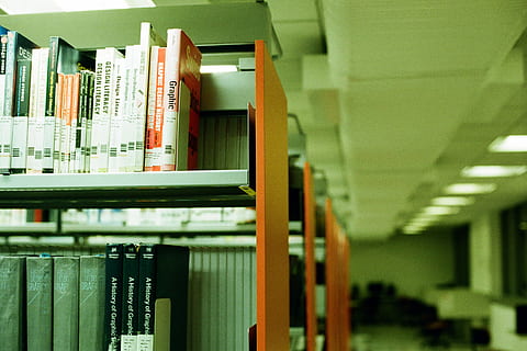 istif, kitaplar, gri ve turuncu raflar, kitap, raf, kütüphane, ders çalışma, kolej, yayın, Eğitim, kitaplık, içeriye, öğrenme, Edebiyat, büyük nesne grubu, insansız, ön plana odaklanmak, Uzmanlık, üst üste, Toplamak, aranjman, kapatmak, natürmort, Metin, ders çalışıyor, ders kitabı, 2K, CC0, kamu malı, telif ücretsiz