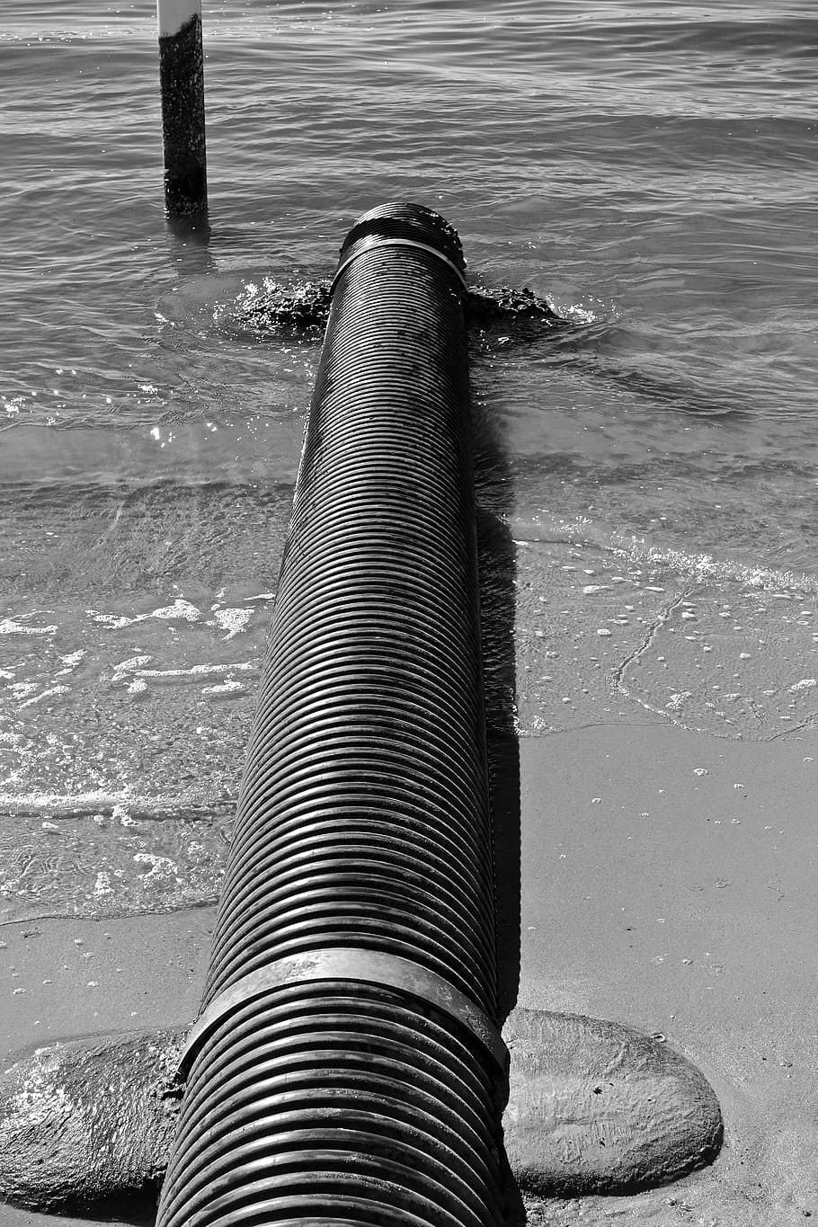 clavegueram, canonada, drenar, sortida, aigua, dia, mar, naturalesa, cap gent, moviment, a l'aire lliure, tub de tub, esport, vista d’angle alt, metall, publicació, connexió, moll, platja, primer pla, llum solar, humit, davant del mar, 5K