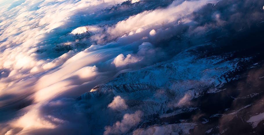 lys, fugl, øjenblik, landskab, bjerge, fugleperspektiv, Sky, skyer, dagslys, ovenfra, bjerg, natur, udendørs, naturskøn, sky - himmel, himmel, scenics - natur, skønhed i naturen, miljø, dramatisk himmel, ingen mennesker, luftfoto, cloudscape, ro, jord, storm, bjergkæde, tordenvejr, geologi, magt i naturen, vind, 5K