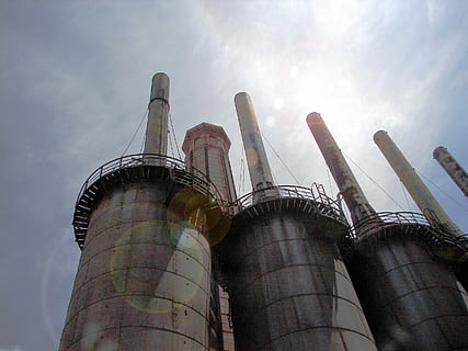 pejse, himmel, perspektiv, fabrik, industri, forurening, skorsten, brændstof og elproduktion, tårn, lav vinkel visning, arkitektur, sky - himmel, bygning udvendig, natur, røgstabel, bygget struktur, ingen mennesker, dag, silo, forretning, udendørs, industribygning, miljøspørgsmål, raffinaderi, luftforurening, kemisk fabrik, 2K, CC0, offentligt domæne, royaltyfrie