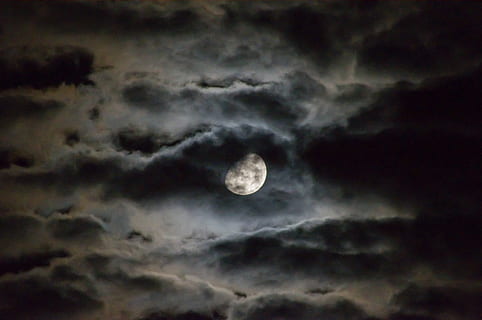cheio, lua, Preto, branco, nuvens, noite, céu, Sombrio, luar, lua cheia, natureza, nuvem - céu, espaço, dia das Bruxas, assustador, lua planetária, superfície da lua, cloudscape, céu dramático, beleza na natureza, astronomia, visão de baixo ângulo, scenics - natureza, tranquilidade, cena tranquila, ninguém, ao ar livre, idílico, majestoso, sinistro, 2K, CC0, domínio público, royalty free