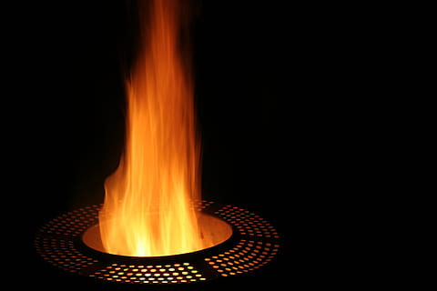 sort brand pit, ild, mørk, brænde, flamme, vaskemaskine, lejrbål, grill, struktur, gul, rød, nat, varme, blis, hed, om natten, festival, mørke, symbolik, lys, gløder, varme - temperatur, brænding, brand - naturligt fænomen, sort baggrund, ingen mennesker, studio skud, kopiere plads, tæt på, indendørs, sort farve, natur, meddelelse, orange farve, lyse, enkelt objekt, skåret ud, mad og drikke, helvede, Stærkt oplyst, 1080P, CC0, offentligt domæne, royaltyfrie