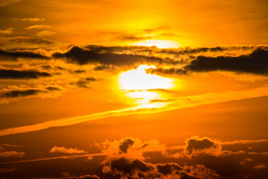 Sonnenuntergang, Sonne, untergehende Sonne, abendstimmung, Wolken, helle Wolke, dunkle Wolken, Nachglühen, Abendhimmel, Himmel, Romantik, Kondensstreifen, Abendsonne, romantisch, Stimmung, wolke - himmel, Dramatischer Himmel, Schönheit in der Natur, Sonnenlicht, orange Farbe, Szenen - Natur, Wolkengebilde, Scheu, Natur, Gelb, Religion, goldfarben, keine Leute, Spiritualität, Umgebung, draußen, dunkel, 5K