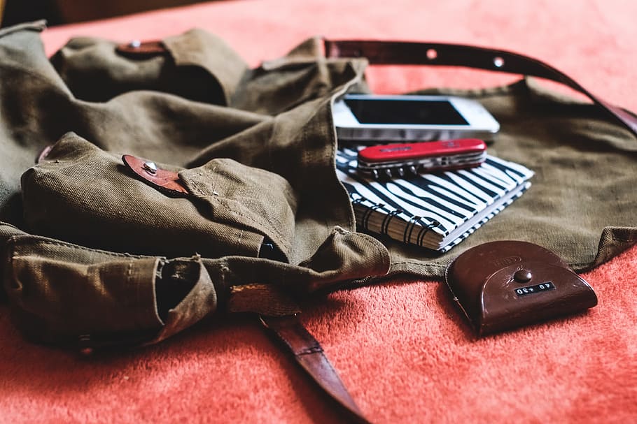 quadern, telèfon, multi-eina, Bossa crossbody, bossa, motxilla, retro, viatger, paquet, viatjar, aventura, turisme, viatge, turista, equipatge, motxillers, equipament, notes, ganivet, estil de vida, cap gent, a l'interior, primer pla, dia, taula, natura morta, tèxtil, tecnologia, vista d’angle alt, enfocament selectiu, centrar-se en primer pla, connexió, vermell, moda, tecnologia sense fils, comunicació, telèfon mòbil, accessori personal, telèfon intel·ligent, color negre, 4K
