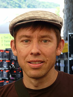 foto, home, gris, barret, marró, coll rodó, superior, tapa, persona, humà, barreteria, roba, retrat, cara, tapa plana, tapa de diapositives, pis, boina similar, gorra esportiva, casquette, barret de ratpenat, paleta de ratpenat, batschkapp, dächlichappe, homes, una persona, gent, mascles, somrient, adult, mirant la càmera, ètnia caucàsica, a l'aire lliure, tirada al cap, persones reals, vista frontal, primer pla, centrar-se en primer pla, home jove, activitat d'oci, estils de vida, adult jove, dia, mig adult, pentinat, rostre humà, 2K, CC0, domini públic, lliure de regalies
