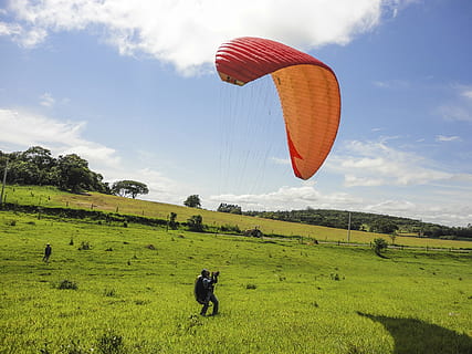 paragliding, lidojums, jomā, vidi, ainavu, debesis, zeme, izpletnis, raksturs, augu, mākonis - debesis, lidošana, piedzīvojums, reāliem cilvēkiem, vidus gaisā, skatuves - daba, sportu, atpūtas pasākumi, zaļā krāsa, transportēšana, skaistums dabā, ārā, 1080P, CC0, publiskais domēns, bez atlīdzības
