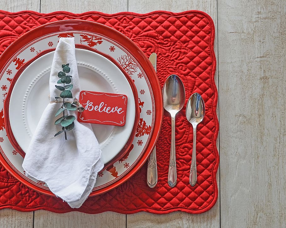 rosso, vacanze, Natale, impostazione della tabella, festivo, rosso e bianco, piatto, vista dall'alto, argenteria, arredamento, tavola di natale, testo, in casa, utensile da cucina, comunicazione, tavolo, sceneggiatura occidentale, nessuno, attrezzature domestiche, celebrazione, legno - materiale, coltello, natura morta, tessile, forchetta, coltello da tavola, avvicinamento, ambientazione, 2K