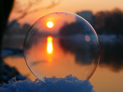 boble, sne, ved siden af, legeme, vand, sæbeboble, vinter, vinterlige, kold, bold, solnedgang, efterglød, om, følsom, afspejling, tæt på, ingen mennesker, fokus på forgrunden, brydning, udendørs, boblestang, natur, sfære, himmel, form, orange farve, geometrisk form, plante, skønhed i naturen, træ, sol, cirkel, enkelt objekt, 4K, CC0, offentligt domæne, royaltyfrie