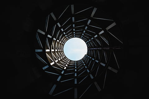 baix, fotografia d'angle, forat de silo de míssils, sense títol, amics, arquitectura, llum, cel, cercle, patró, resum, fons, tecnologia, cap gent, estructura construïda, concèntric, dia, directament a sota, forma geomètrica, forma, a l'interior, naturalesa, disseny, vista d’angle baix, espiral, metall, barana, perspectiva decreixent, nit, escala, sostre, 5K, CC0, domini públic, lliure de regalies