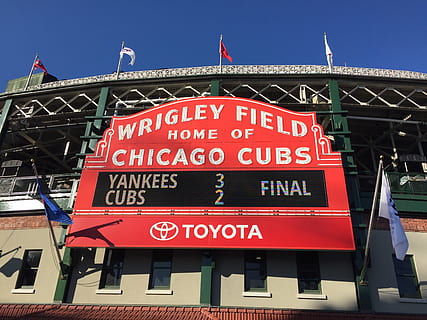 cadells, yankees, beisbol, pilota, joc, esport, signes, estadi, americà, icona, símbol, clàssic, tradició, històric, referència, nacional, equip, emblema, cultura, text, estructura construïda, arquitectura, exterior de l'edifici, guió occidental, comunicació, vermell, cap gent, cel, dia, naturalesa, a l'aire lliure, viatjar, signe, vista d’angle baix, destinacions de viatge, cel clar, transport, lletra majúscula, edifici, 2K, CC0, domini públic, lliure de regalies
