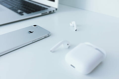 iphone argento 7, dire bugie, bianca, superficie, airpods di mela, nuovo, accanto, spazio, grigio, iphone 6, computer portatile, tavolo, earpod, AirPod, minimo, impostare, Mela, macbook, i phone, pulito, il computer portatile, tecnologia, ufficio, del desktop, spazio di lavoro, cuffie, nessuno, in casa, connessione, computer, tecnologia wireless, avvicinamento, comunicazione, Colore bianco, girato in studio, attrezzatura informatica, semplicità, gruppo di oggetti, vista dall'alto, tastiera, tastiera del computer, attività commerciale, natura morta, messa a fuoco selettiva, 2K, CC0, dominio pubblico, privo di copyright
