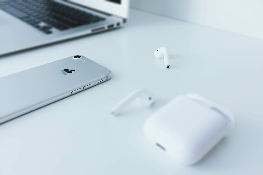 plata iphone 7, estirat, blanc, superfície, airpods de poma, nou, al costat, espai, gris, iphone 6, ordinador portàtil, taula, Earpod, airpod, mínim, configuració, poma, MacBook, iphone, netejar, portàtil, tecnologia, oficina, escriptori, espai de treball, auriculars, cap gent, a l'interior, connexió, ordinador, tecnologia sense fils, primer pla, comunicació, Color blanc, tir de l'estudi, equips informàtics, senzillesa, grup d'objectes, vista d’angle alt, teclat, teclat d’ordinador, negocis, natura morta, enfocament selectiu, 2K